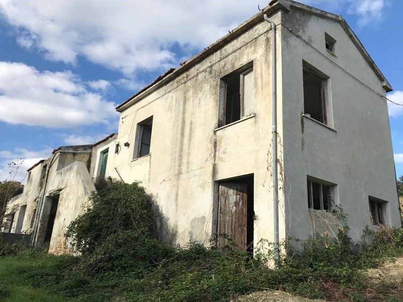 Rustico in Vendita a Civitella del Tronto, 60'000€, 274 m²