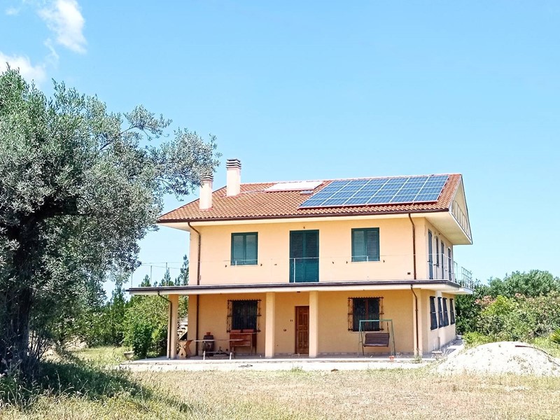 Villa in Vendita a Sant'Omero, 390'000€, 272 m²