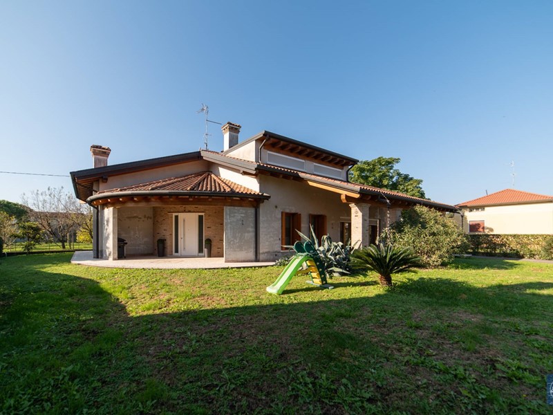 Villa in Vendita a Godega di Sant'Urbano, 600'000€, 410 m²