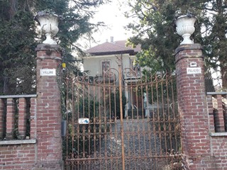 Villa in Vendita a Cairate, 500'000€, 340 m², con Box