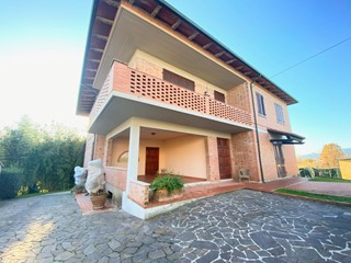 Casa Indipendente in Vendita a Pontedera, 315'000€, 488 m²