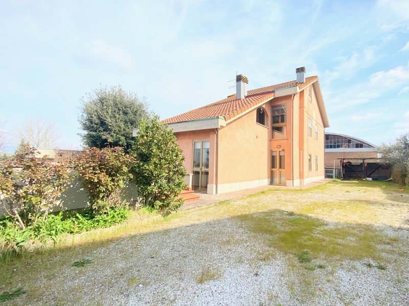 Casa Indipendente in Vendita a Pontedera, 390'000€, 353 m²