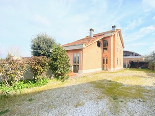 Casa Indipendente in Vendita a Pontedera, 390'000€, 353 m²