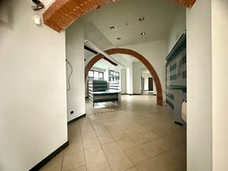 Immobile commerciale in Affitto a Bientina, 1'800€, 150 m²