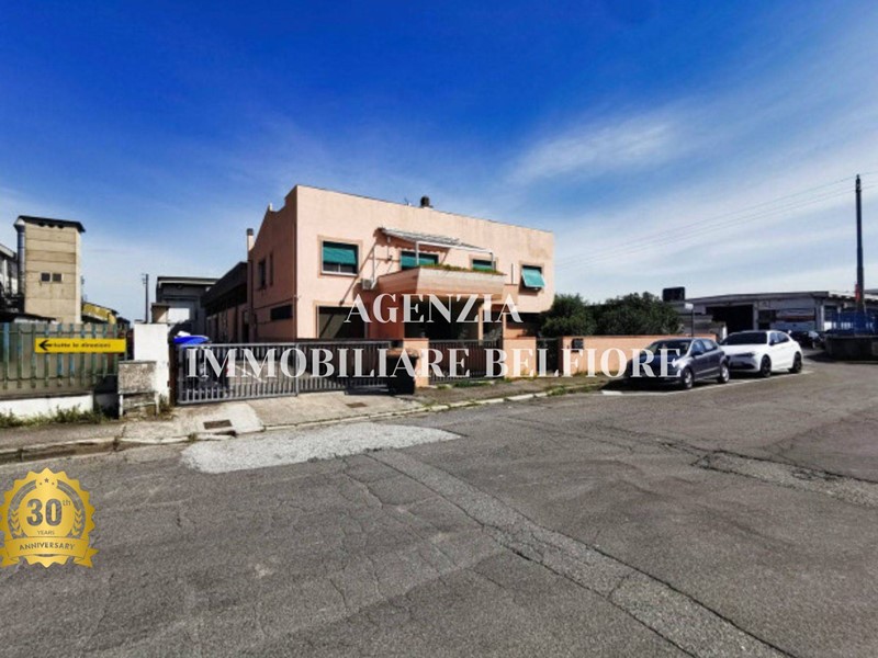 Immobile commerciale in Vendita a Pontedera, 380'000€, 1000 m²