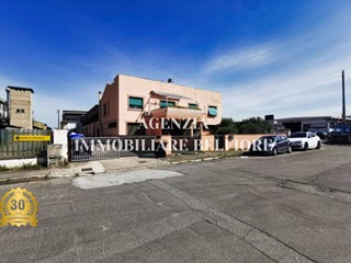 Immobile commerciale in Vendita a Pontedera, 380'000€, 1000 m²