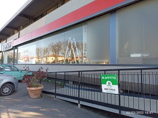 Immobile commerciale in Affitto a Calcinaia, 3'500€, 540 m²