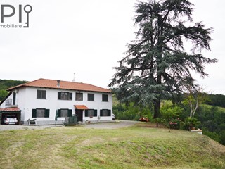 Villa in Vendita a Acqui Terme, 340'000€, 500 m², con Box