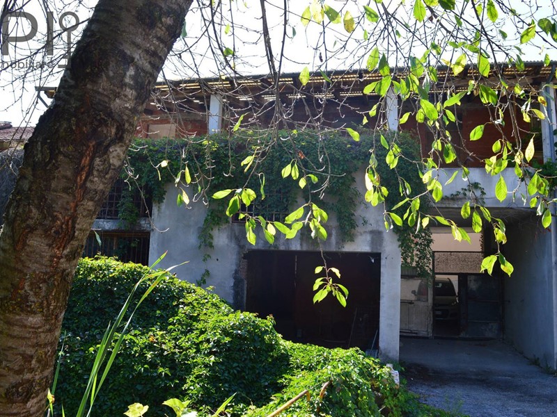 Casa Semi Indipendente in Vendita a Gorzegno, 40'000€, 180 m²