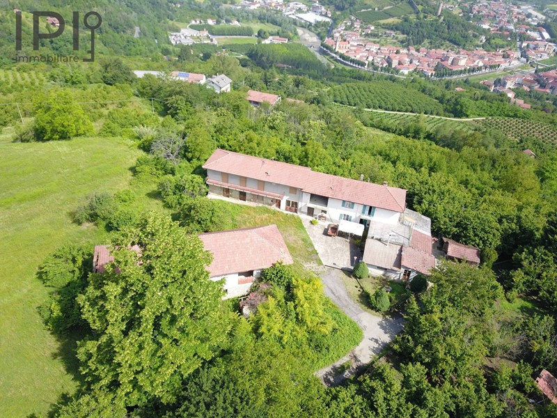 Rustico in Vendita a Cortemilia, 90'000€, 250 m²