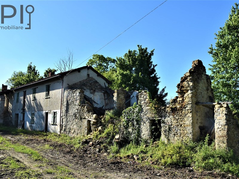 Rustico in Vendita a Dego, 120'000€, 400 m²