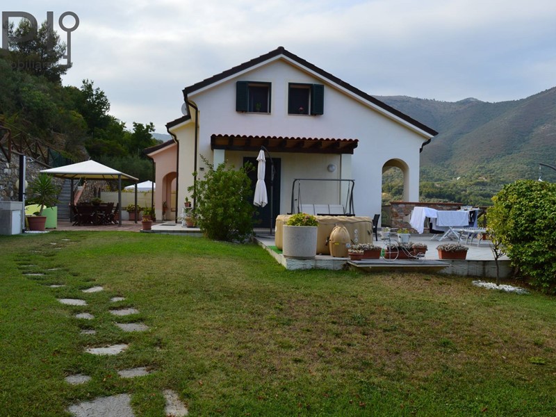 Villetta a schiera in Vendita a Cisano sul Neva, 630'000€, 150 m²