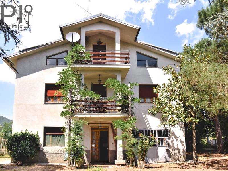 Villa in Vendita a Mombaldone, 150'000&euro;, 270 m²