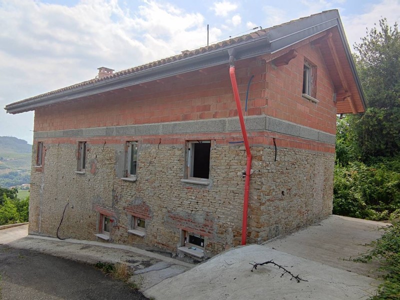 Villa in Vendita a Santo Stefano Belbo, 280'000€, 240 m²