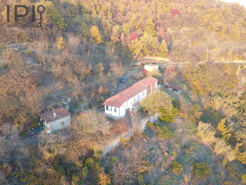 Rustico in Vendita a Mombaldone, 125'000&euro;, 200 m²