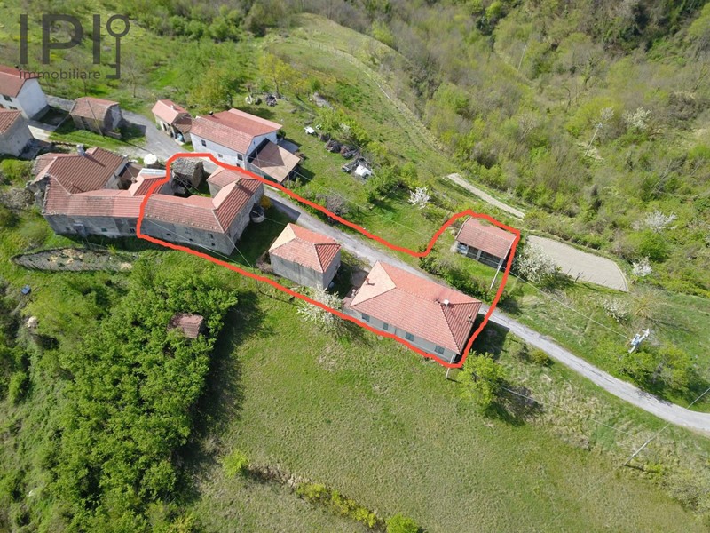 Rustico in Vendita a Piana Crixia, 65'000€, 450 m²