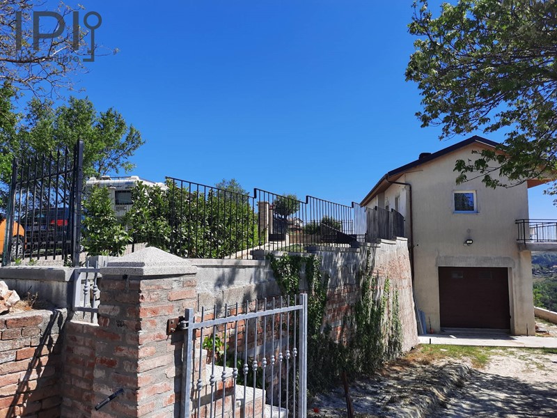 Villa in Vendita a Canelli, 190'000&euro;, 110 m², con Box