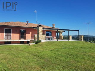 Villa in Vendita a Carrù, 290 m²