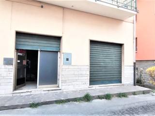 Immobile commerciale in Vendita a Cairo Montenotte, 53'000€, 80 m²