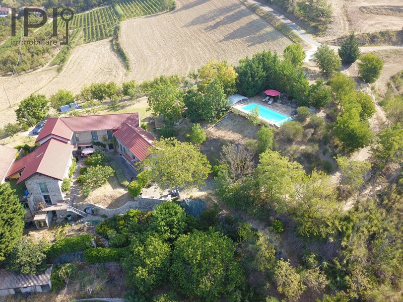 Villa in Vendita a Roccaverano, 730'000&euro;, 500 m²