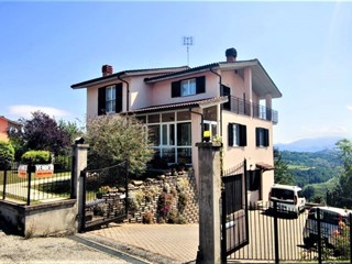 Villa in Vendita a Murazzano, 239'000€, 360 m²