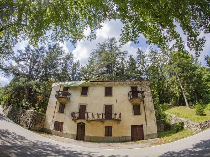 Villa in Vendita a Castelletto Uzzone, 150'000€, 250 m²