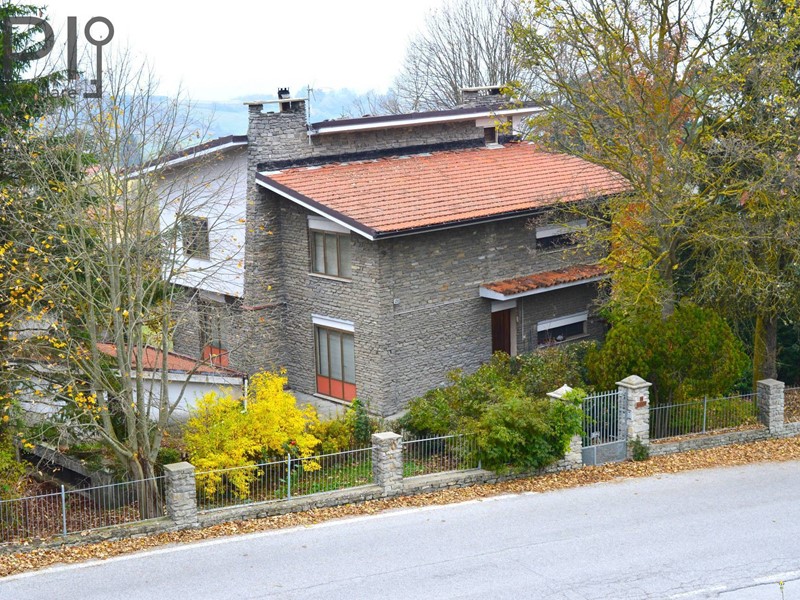 Villa in Vendita a Mombarcaro, 260'000€, 300 m²