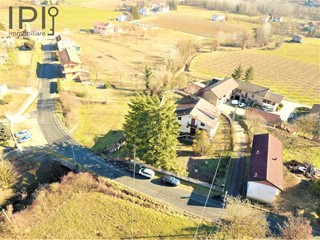 Villa in Vendita a Denice, 180'000€, 350 m²