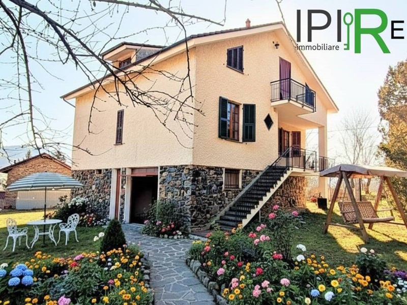 Villa in Vendita a Denice, 180'000&euro;, 350 m²
