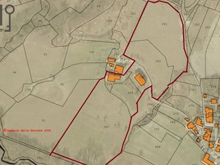 Villa in Vendita a Pareto, 250'000€, 630 m²