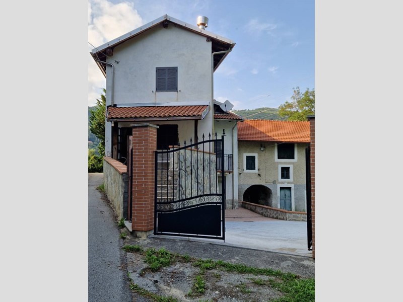 Casa Semi Indipendente in Vendita a Murialdo, 110'000€, 300 m²