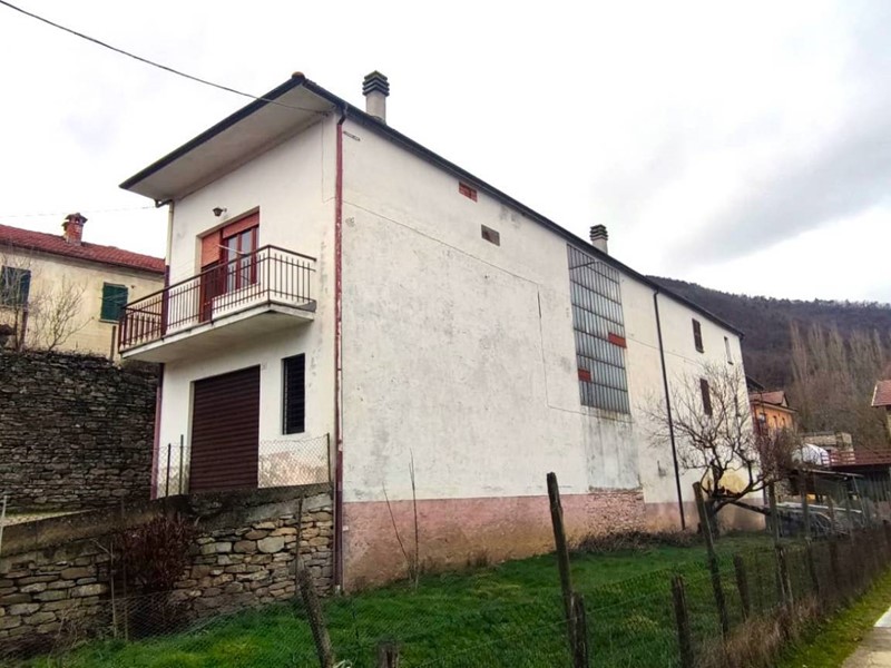 Casa Indipendente in Vendita a Pezzolo Valle Uzzone, 50'000€, 200 m²