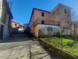 Rustico in Vendita a Cengio, 100'000€, 450 m²