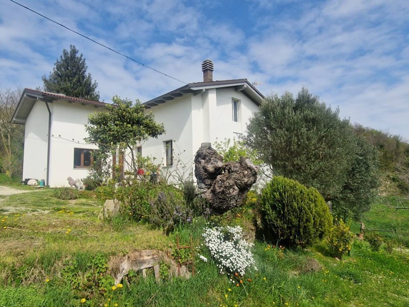 Villa in Vendita a Cavatore, 270'000€, 400 m²