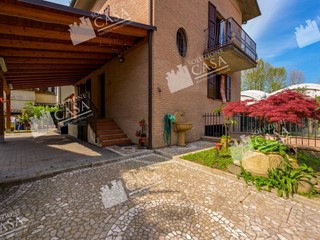 Villa in Vendita a Crevalcore, 174 m², con Box