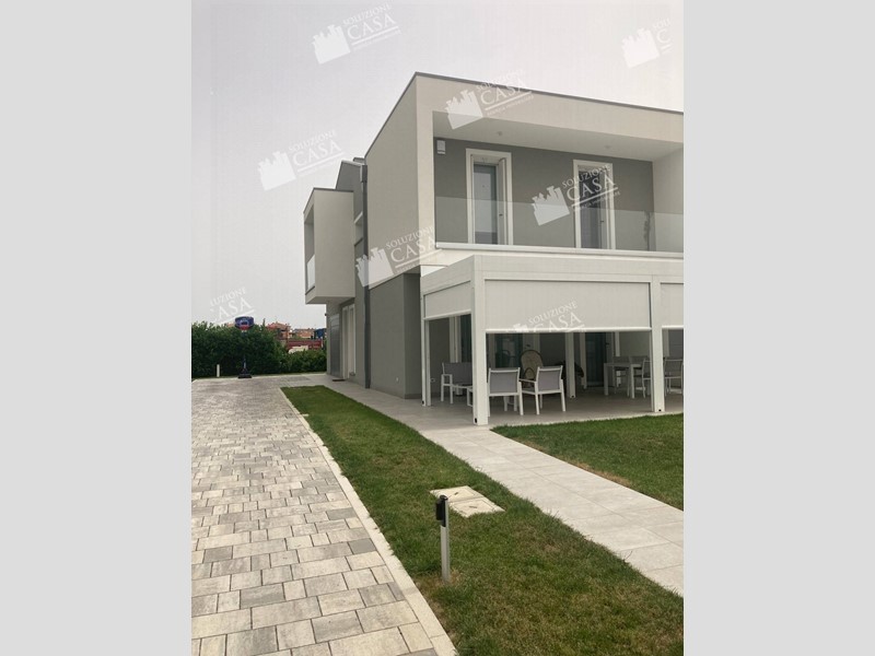 Villa in Vendita a Cento, 187 m²