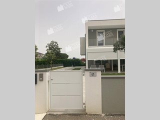 Villa in Vendita a Cento, 187 m²