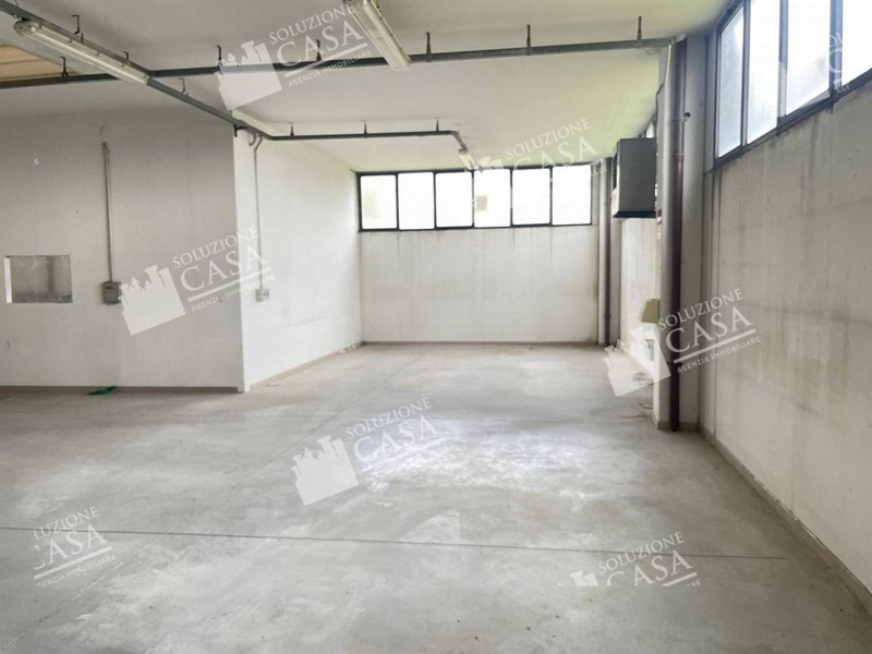 Capannone in Vendita a Castello d'Argile, 225'000€, 561 m²