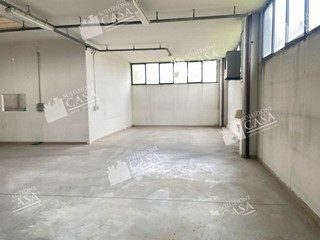 Capannone in Vendita a Castello d'Argile, 225'000€, 561 m²