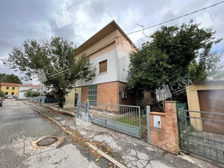 Casa Indipendente in Vendita a Vigarano Mainarda, 79'000€, 204 m²