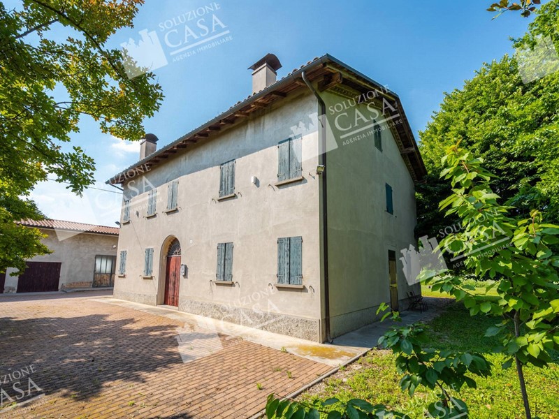 Casa Indipendente in Vendita a Cento, 239'000€, 360 m²