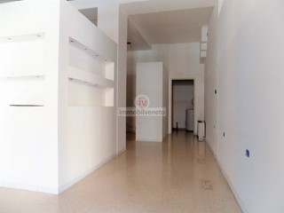 Attività commerciale in Affitto a Lonigo, 700€, 70 m²