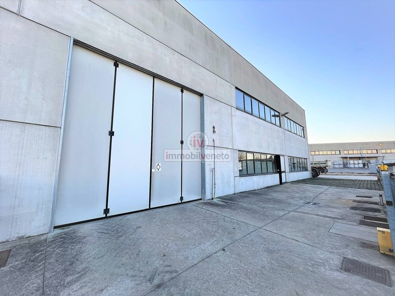 Capannone in Vendita a Lonigo, 444 m², con Box