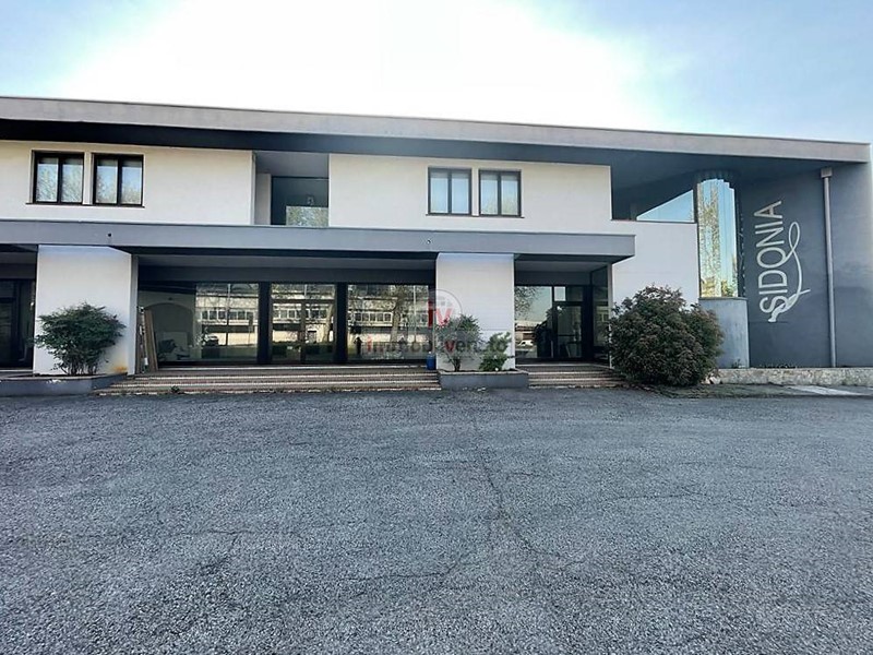 Attività commerciale in Affitto a Brendola, 1'500€, 200 m²