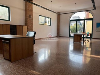 Attività commerciale in Affitto a Montebello Vicentino, 850€, 100 m²