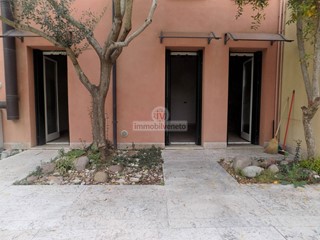 Attività commerciale in Affitto a Lonigo, 850€, 85 m²