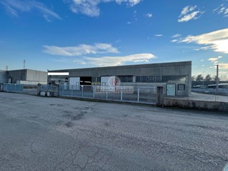 Capannone in Vendita a Lonigo, 2300 m²
