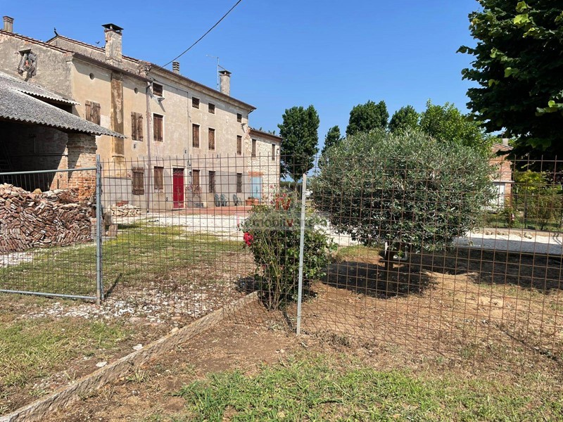 Rustico in Vendita a Cologna Veneta, 280'000€, 439 m²