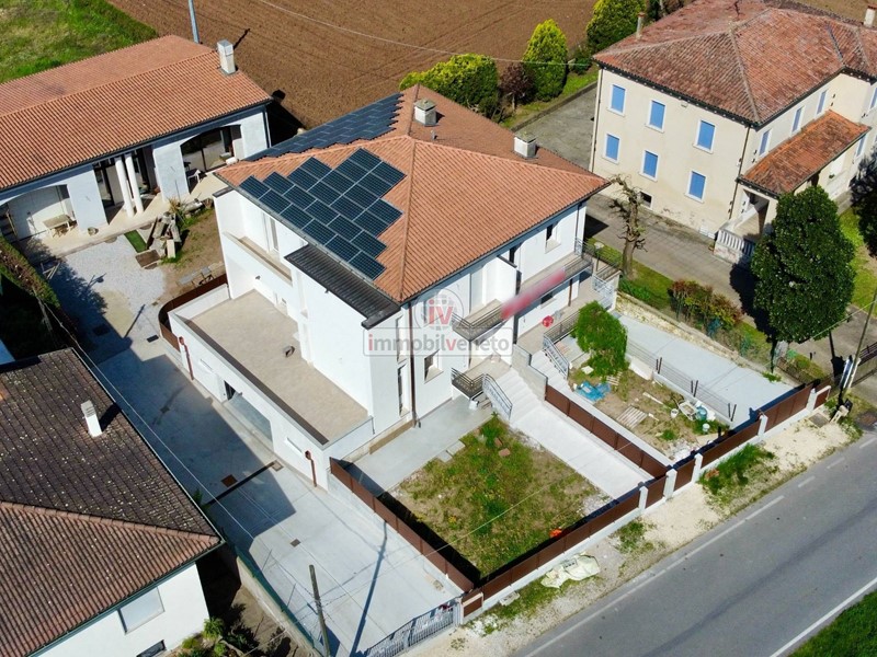 Casa Semi Indipendente in Vendita a Cologna Veneta, 315'000€, 180 m²