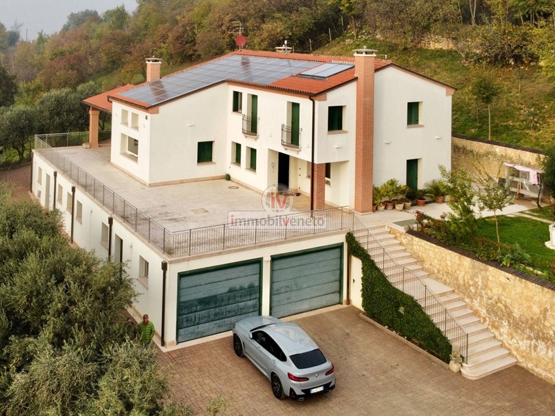 Casa Indipendente in Vendita a Sarego, 690 m²